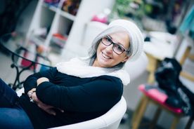 Lächelnde Dame mit weißer Kopfbedeckung in der Steiermark